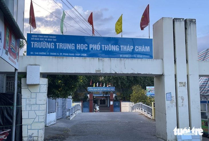 Chủ tịch Ninh Thuận: Xử lý triệt để vụ hiệu trưởng chỉ đạo lạm thu- Ảnh 1. Chủ tịch UBND tỉnh Ninh Thuận yêu cầu xử lý triệt để, nghiêm minh các sai phạm xảy ra tại Trường THPT Tháp Chàm nơi ông Trần Đình Toản công tác - Ảnh: DUY NGỌC