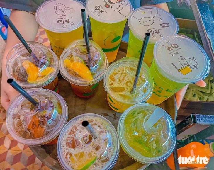 Chuyên gia chỉ cách giảm đường trong ăn uống để tránh bệnh- Ảnh 1. Tiêu thụ đồ uống có đường có thể liên quan đến bệnh tim mạch, rối loạn chuyển hóa... - Ảnh minh họa: ĐOÀN NHẠN