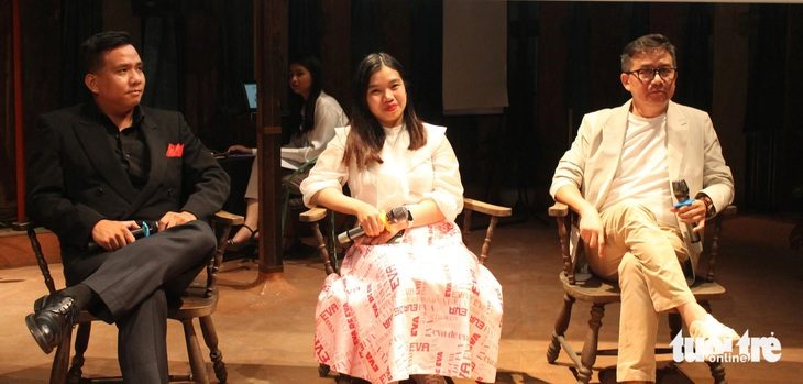 Đất rừng phương Nam từ văn Đoàn Giỏi lên phim của Vinh Sơn hay Quang Dũng đương nhiên phải khác- Ảnh 1. Ba diễn giả khách mời của Từ chữ sang thanh (từ trái sang phải: nhà văn Đỗ Quang Vinh; tiến sĩ Đào Lê Na; đạo diễn, diễn viên lồng tiếng Đạt Phi - Ảnh: TÔ CƯỜNG