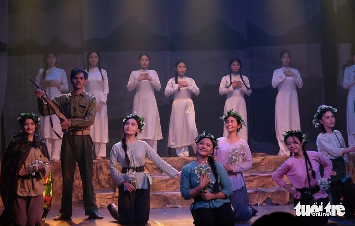 Hạnh Thúy dẫn học trò đi thi kịch nói - Ảnh 1. Hạnh Thúy dẫn học trò đi thi kịch nói - Ảnh 1.