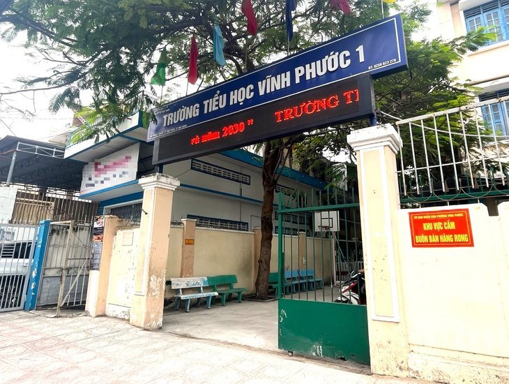 Hai cha con xông vào trường xé áo cô giáo ngay sân trường - Ảnh 1. Hai cha con xông vào trường xé áo cô giáo ngay sân trường - Ảnh 1.