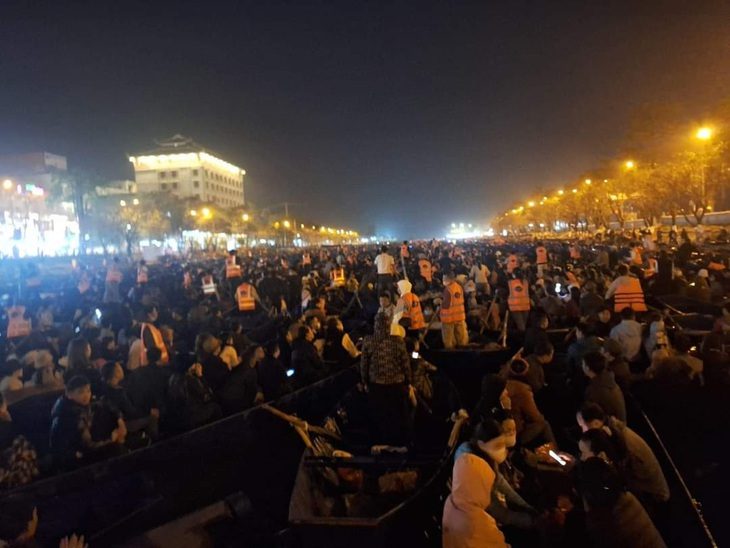 Bền đò đón khách vào chùa Hương đông nghẹt người lúc sáng sớm ngày 14-2 - Ảnh: Bùi Triều Bến đò đón khách vào chùa Hương đông nghẹt người lúc sáng sớm ngày 14-2 - Ảnh: Bùi Triều