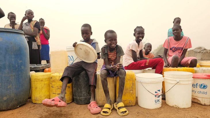 Công binh Việt Nam sửa đường cho người dân châu Phi dịp 26-3- Ảnh 1. Niềm vui của trẻ em và người dân châu Phi khi được Đội Công binh Việt Nam cung cấp nước sạch - Ảnh: Đội Công binh Việt Nam