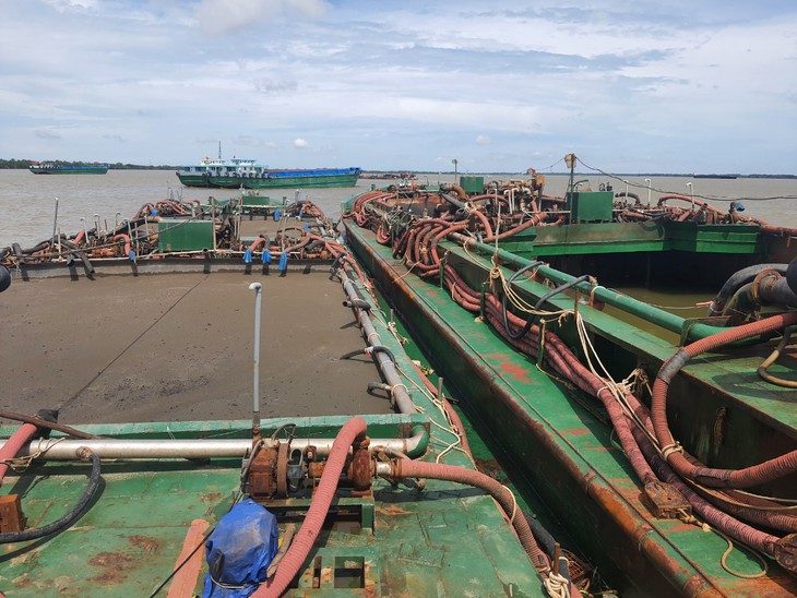 Đề nghị truy tố cựu công an nhận tiền tỉ ‘lo lót’ cho tàu hút cát lậu- Ảnh 1. Tang vật mà nhóm