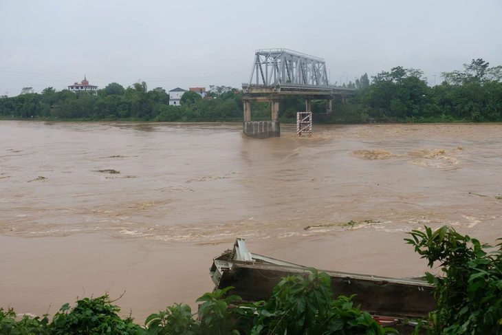 cau-phong-chau-1725868475874153425314 Đề xuất áp dụng cơ chế đặc thù xây cầu Phong Châu mới - Ảnh 1.