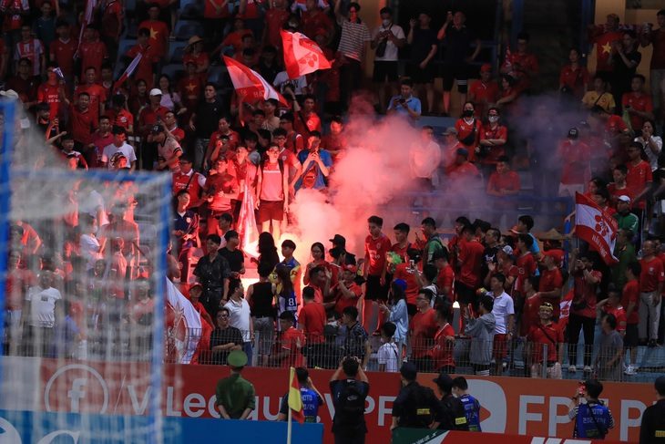Sau trận đấu, khu vực cổ động viên Hải Phòng trên khán đài sân Hàng Đẫy xuất hiện pháo sáng - Ảnh: MINH ĐỨC