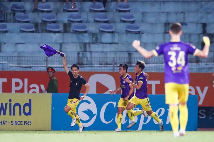 Đỗ Hùng Dũng ăn mừng phấn khích sau khi ghi bàn ấn định chiến thắng cho CLB Hà Nội trong ngày kỷ niệm thành lập - Ảnh: MINH ĐỨC