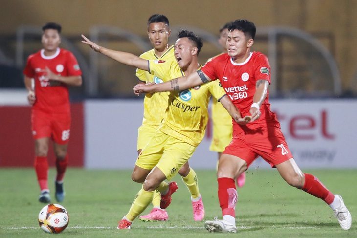 Trận đấu giữa CLB Viettel - Thanh Hóa diễn ra quyết liệt với 1 thẻ đỏ, 8 thẻ vàng và 3 lần kiểm tra VAR - Ảnh: MINH ĐỨC