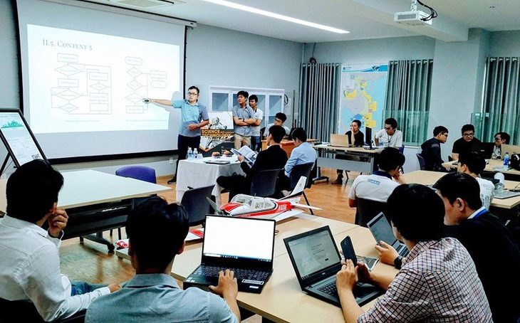 Đào tạo đại học: Sẽ không còn 'nồi cơm' chất lượng cao? - Ảnh 1. Sinh viên chương trình chất lượng cao Trường ĐH Bách khoa (ĐH Quốc gia TP.HCM) tự tin thuyết trình bằng tiếng Anh trong giờ học - Ảnh: THY HUYỀN