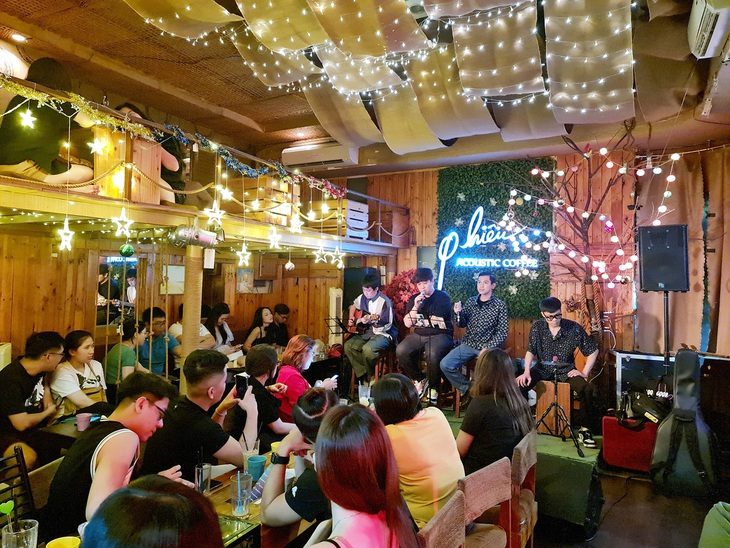 Đi cà phê nhạc sống - Ảnh 1. Hai khách mời ngẫu hứng lên sân khấu biểu diễn ca khúc Ngày mai người ta lấy chồng vốn đang sốt thời gian gần đây từ một game show truyền hình - Ảnh: CÔNG TRIỆU