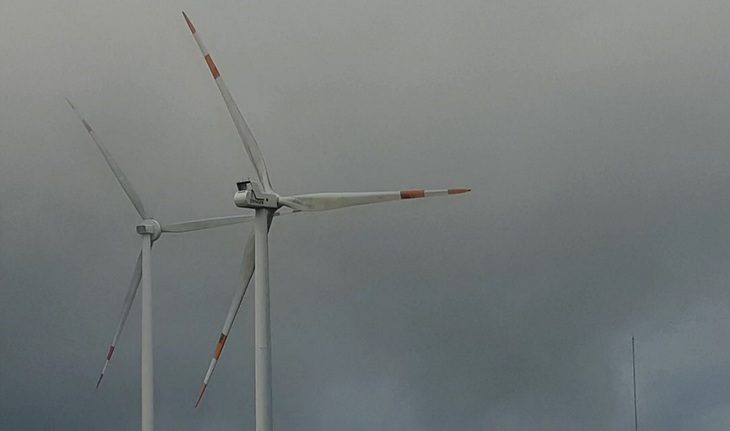 Đề nghị làm rõ trách nhiệm vụ tua bin điện gió trồng sai chỗ- Ảnh 1. Trụ tua bin điện gió Hướng Linh 1 trồng ngoài đất được cấp - Ảnh: QUỐC NAM