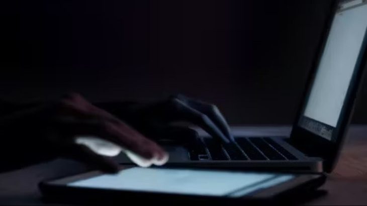 Ảnh minh họa https://elements.envato.com/using-laptop-at-night-XFQ3EVU Ảnh minh họa: elements.envato.com