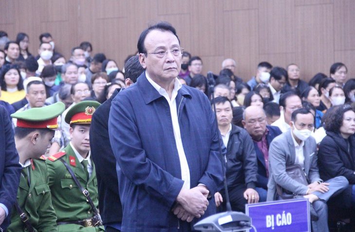 Chủ tịch Tân Hoàng Minh nói chưa bao giờ nghĩ sẽ chiếm đoạt tiền của người mua trái phiếu- Ảnh 1. Bị cáo Đỗ Anh Dũng trả lời thẩm vấn - Ảnh: DANH TRỌNG