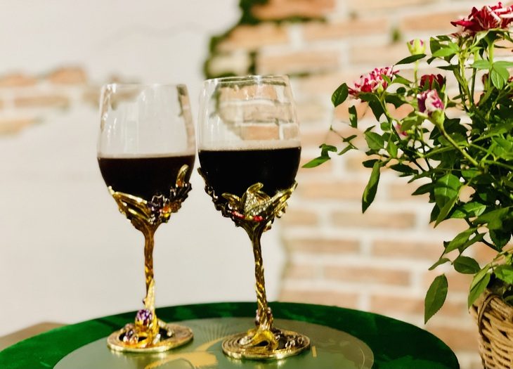 Có phải rượu vang vừa đủ giúp khỏe tim và ngủ ngon?- Ảnh 1. Uống một lượng rượu vang vừa đủ sẽ tốt cho sức khỏe - Ảnh: THÙY DƯƠNG