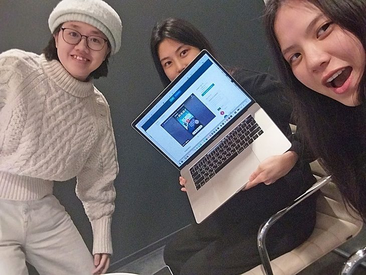 Huệ Quân (phải) cùng nhóm bạn tại Mỹ và sản phẩm dự thi của mình Huệ Quân (phải) cùng nhóm bạn tại Mỹ và sản phẩm dự thi của mình