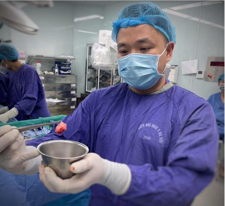 phau-thuat-lay-u-cot-song-1730768322090679972778 Đau lưng, đau cổ có thể là dấu hiệu bệnh lý cột sống - Ảnh 1.