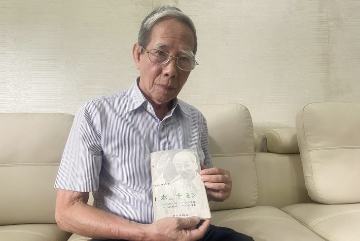 sach-bh-o-nhat-1724901014878656280348 Có một cuốn sách tiếng Nhật về Bác được viết tay hoàn toàn - Ảnh 1.