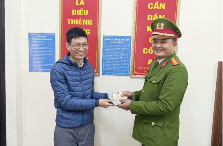 screen-shot-2025-01-26-at-181123-17378899019382010936692 Công an tìm lại tiền đánh rơi cho người dân qua camera - Ảnh 1.
