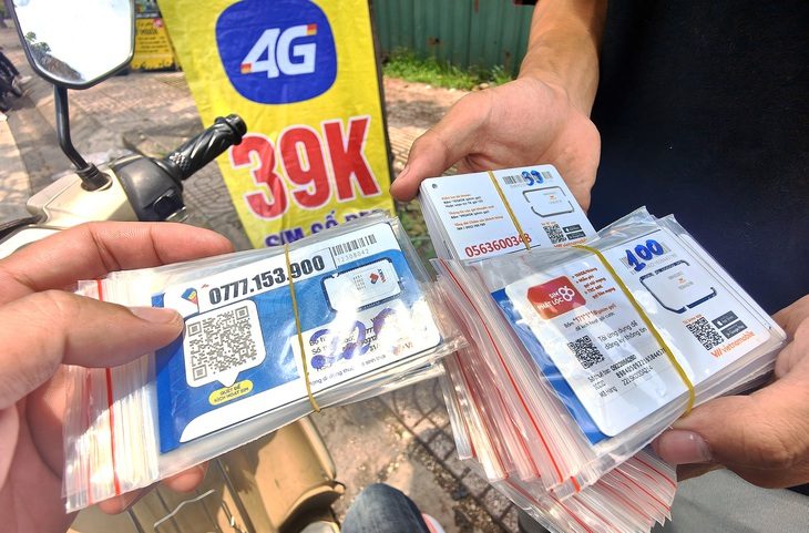 SIM rác mua bán trên đường Phạm Văn Đồng, TP Thủ Đức (TP.HCM) vào trưa 8-9 - Ảnh: HÂN MINH SIM rác mua bán trên đường Phạm Văn Đồng, TP Thủ Đức (TP.HCM) - Ảnh: HÂN MINH