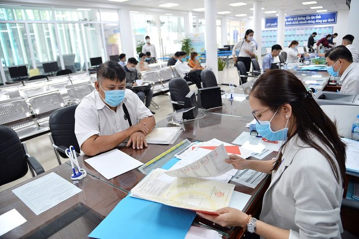 Người dân làm thủ tục nhà đất tại khu vực 3 TP Thủ Đức (TP.HCM) - Ảnh: TỰ TRUNG