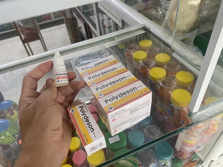 Đến lượt Đà Nẵng khan hiếm thuốc đặc trị đau mắt đỏ - Ảnh 1. Dung dịch nhỏ mắt Tobrex, Tobradex khan hiếm, một số cửa hàng khuyến cáo khách mua các loại thuốc nhỏ mắt khác thay thế - Ảnh: TR.TRUNG