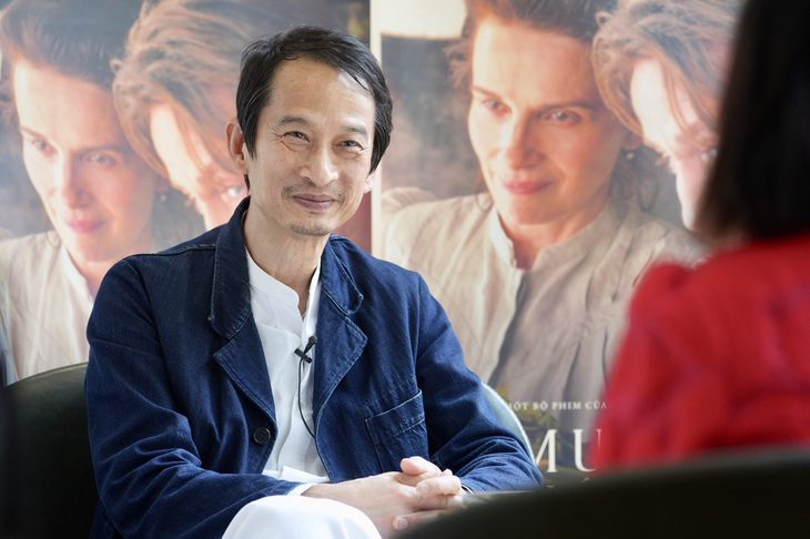 Đạo diễn Trần Anh Hùng trong một cuộc trò chuyện với Tuổi Trẻ - Ảnh: Hữu Hạnh