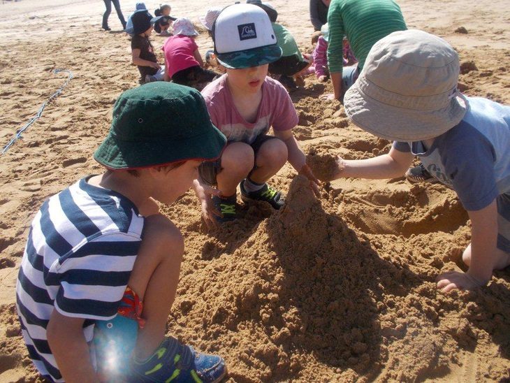 tre-em-di-bien-2-17331128177651379814857 Đi biển giúp trẻ học toán, khoa học tốt hơn - Ảnh 1.