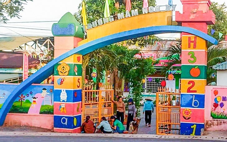 Chủ tịch huyện làm trái ý Huyện ủy, ký bổ nhiệm lại nhiệm kỳ 3 cho hiệu trưởng mầm non - Ảnh 1. Chủ tịch huyện làm trái ý Huyện ủy, ký bổ nhiệm lại nhiệm kỳ 3 cho hiệu trưởng mầm non - Ảnh 2.