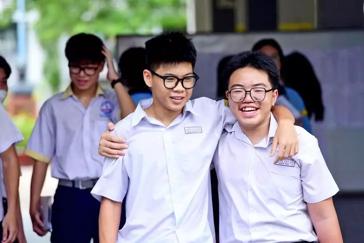 Thí sinh kết thúc thi môn Toán tại điểm thi THCS Ngô Tất Tố, quận Phú Nhuận, TP.HCM vào sáng 7-6 - Ảnh: DUYÊN PHAN