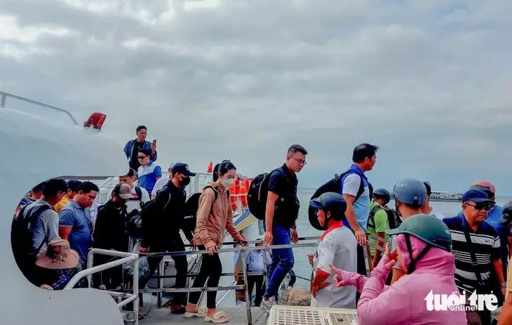 Tết này, các chuyến tàu cao tốc từ TP Rạch Giá đi Hòn Sơn (huyện Kiên Hải) tăng chuyến chạy và khách du lịch nhộn nhịp ra đảo chơi - Ảnh: C.CÔNG