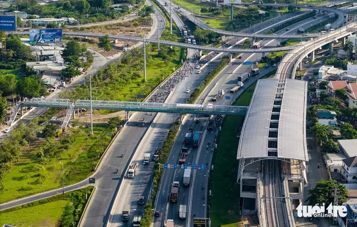 Cầu bộ hành kết nối ga Rạch Chiếc (thuộc tuyến metro số 1) - Ảnh: CHÂU TUẤN